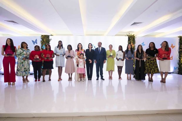 Miguelina Medina recibe un reconocimiento de la mano del administrador de Banreservas, Samuel Pereyra, y la presidenta del Voluntariado Banreservas, Noelia García de Pereyra, y la directora de Clima y Cultura Organizacional, Yadira Ureña.