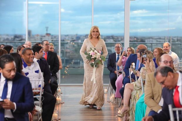 Lolita Suárez recorrió sonriente el pasillo hasta el altar.