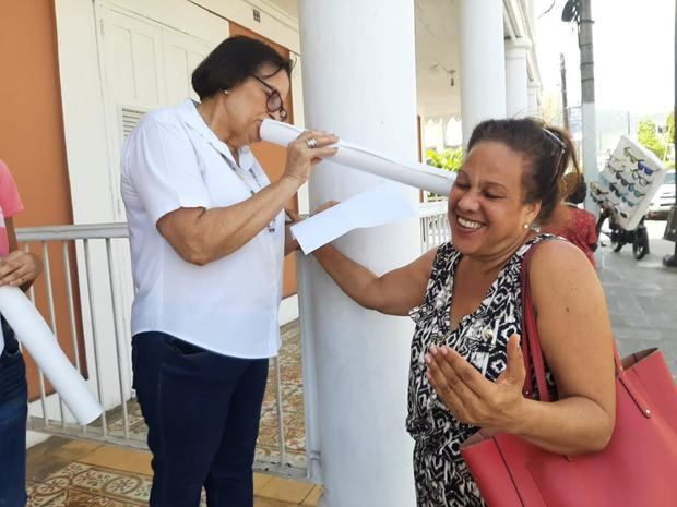 La profesora Alba Betty Banks, también leyó poesía por un tubo, a viandantes en Puerto Plata.