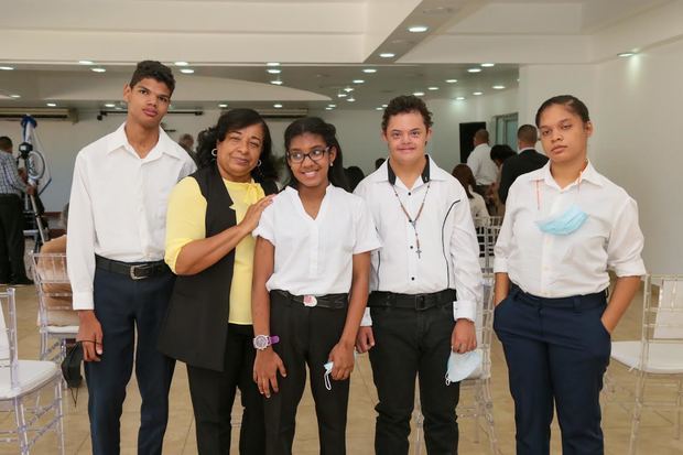 Belkis Taveras, directora de la Escuela de Educación Especial Dr. Jordi Brosa y estudiantes