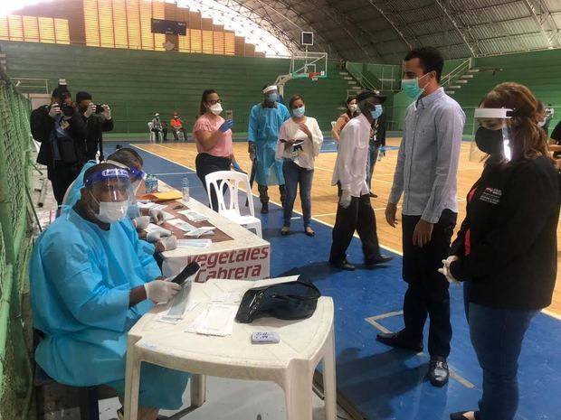 Nuestro director, German Nova, supervisa que se cumplan los protocolos sanitarios durante el pago de pensiones solidarias.