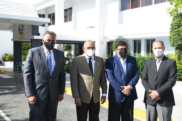 El presidente del Comité Olímpico Luis Mejía, el ministro de Salud Pública Plutarco Arias, el incumbente de Deportes Francisco Camacho y el director del alojamiento Garibaldy Bautista durante la visita este martes del Albergue.
