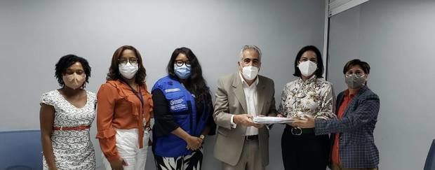 Representantes del comité  técnico junto al director y la viceministra en la entrega del la propuesta para el desarrollo del Plan Estratégico Nacional de Cáncer Infantil, PENCI-RD.