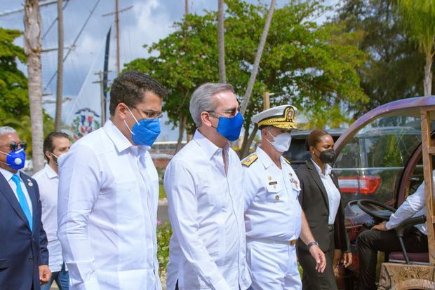 Presidente Abinader entrega junto al ministro David Collado local club oficiales de la Armada Dominicana.