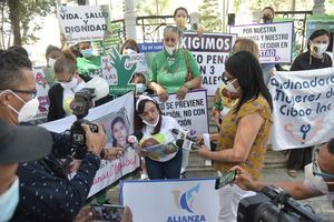 Santiago acampa por las tres causales