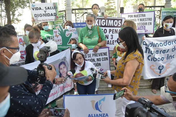 En reclamo de incorporar las tres causales en el Código Penal, fue inaugurado el Campamento Rodante en el Parque Duarte de Santiago, con actividades educativas y lúdicas. 