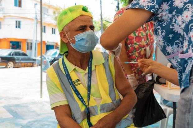 ADN inicia jornadas de vacunación en los barrios de la capital.