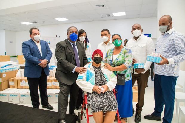 Tony Peña junto a funcionarios y pacientes.