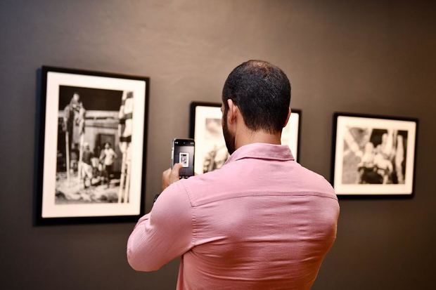 Persona toma foto en la exposición 'Parades'.
