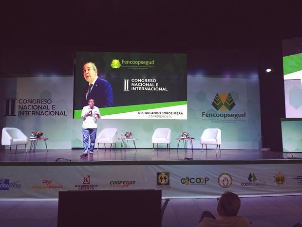 El ministro de Medio Ambiente, licenciado Orlando Jorge Mera, durante su conferencia en el II Congreso Nacional de la Federación de Cooperativas Gubernamentales.