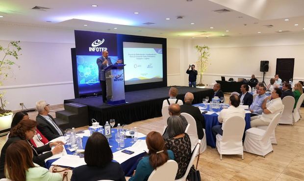 Rafael Santos Badía, director general del INFOTEP, explica el proyecto del centro de Transporte y Logística a los empresarios de Haina.