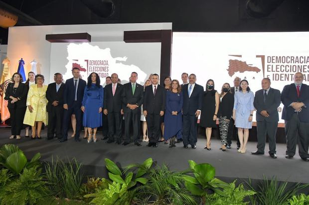 Participantes en el primer Congreso Internacional Elecciones e Identidad ante la presencia del presidente Abinader.