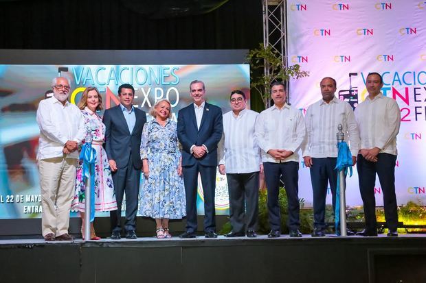 Presidente Luis Abinader realiza corte de cinta junto a Miguel Calzada, Rosa Hernández de Grullón, David Collado, Clarissa de la Rocha, Rolando González Bunster, Christopher Paniagua, Samuel Pereyra y Luis Molina Mariñez.