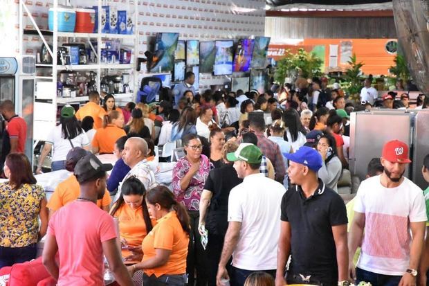 Aspecto de la cantidad de asociados de Cooperativa Vega Real que acudieron a procurar los financiamientos en Expo Feria 'Madre Feliz' 2022. 