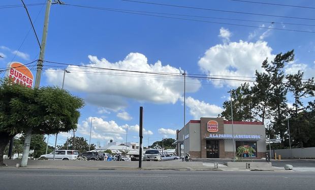 Fachada Frontal Restaurante Burger King en la Ciudad de Moca.