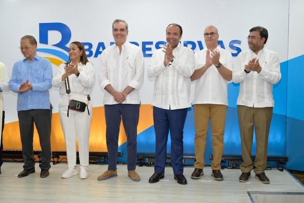 El presidente Luis Abinader durante la inauguración de la nueva oficina de Banreservas en San Francisco de Macorís, acompañado por Samuel Pereyra, administrador general de la institución financiera; Siquio Ng De la Rosa, alcalde municipal; Ana Siomara Cortez, gobernadora de la provincia Duarte; Igor Rodríguez, viceministro administrativo de la Presidencia, y Olmedo Caba, director del Indhri.
