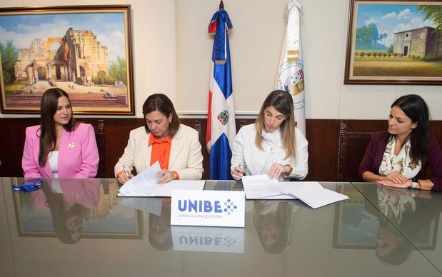 Durante la firma del convenio.