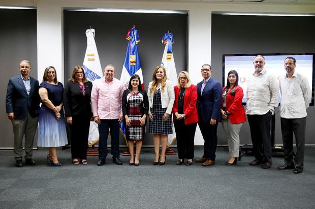 Personalidades que estuvieron presente durante la firma del acuerdo.