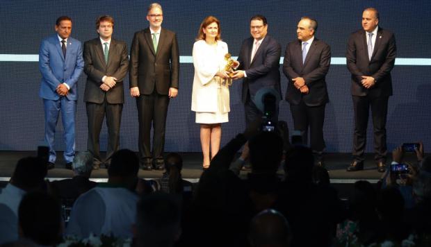 Vicepresidenta encabeza premiación de la AIRD que reconoce aportes de empresas, instituciones e industriales