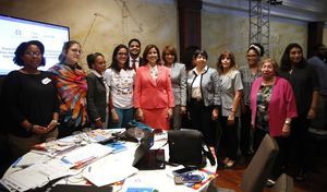 La vicepresidenta Margarita Cedeño junto a representantes de varias instituciones durante el taller en el que se elabora el plan para combatir el matrimonio infantil.