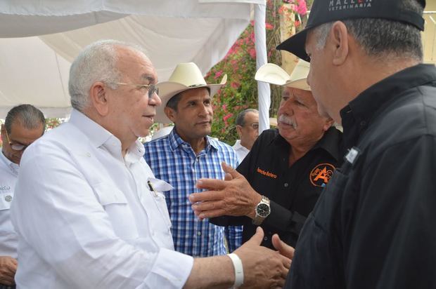 El administrador del Bagrícola, Fernando Durán, conversa con productores que participaron en la subasta.