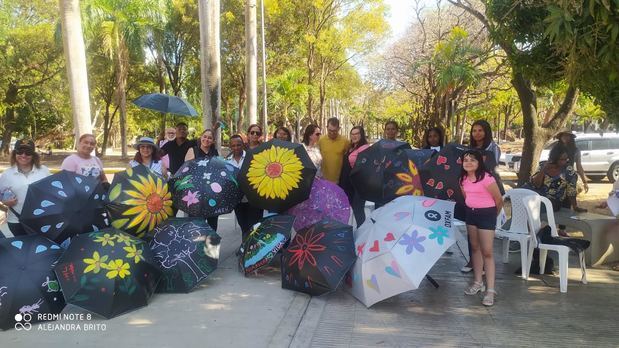 Sombrillas decoradas durante el Homenaje a las Creadoras en Plaza de la Cultura, en taller animado por Alejandra Brito.