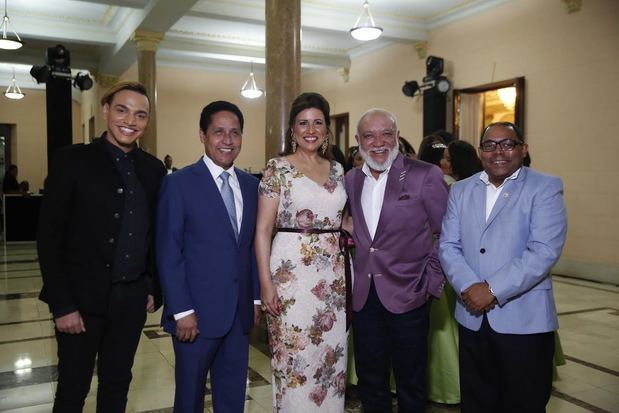 La vicepresidenta de la República, doctora Margarita Cedeño en la tercera celebración de la fiesta “Primavera de Sueños”, realizado en el Salón Verde del Palacio Nacional. Le acompañan, además, el comunicador Carlos Batista Matos (a su derecha), el corresponsal de Univisión Moisés Salce, el comunicador Jochy Santos (a su izquierda) y el periodista Fausto Polanco.