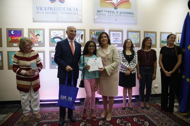 La vicepresidenta de la República, doctora Margarita Cedeño; y el embajador de la Unión Europea, Gianluca Grippa, entregaron los premios a los ganadores del Concurso Nacional Infantil “Pinta y Dibuja los Derechos de la Niñez”, cuyo primer lugar de la categoría de 7 a 11 años recayó sobre Mía Alexa Ogando Castillo.
