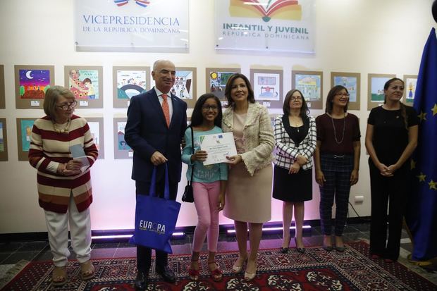 La vicepresidenta de la República, doctora Margarita Cedeño; y el embajador de la Unión Europea, Gianluca Grippa, entregaron los premios a los ganadores del Concurso Nacional Infantil “Pinta y Dibuja los Derechos de la Niñez”, cuyo primer lugar de la categoría de 7 a 11 años recayó sobre Mía Alexa Ogando Castillo.
