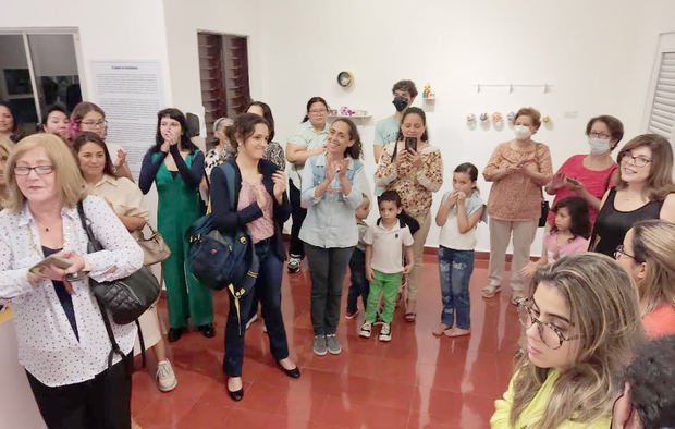 Público que asistió a la apertura de la exposición de Origami en Galería de Arte Babeque.