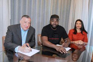 David Ortiz y la firma Pellerano & Herrera formalizan acuerdo