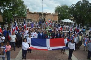 El recorrido por la Ciudad Colonial finalizó en el Altar de la Patria.