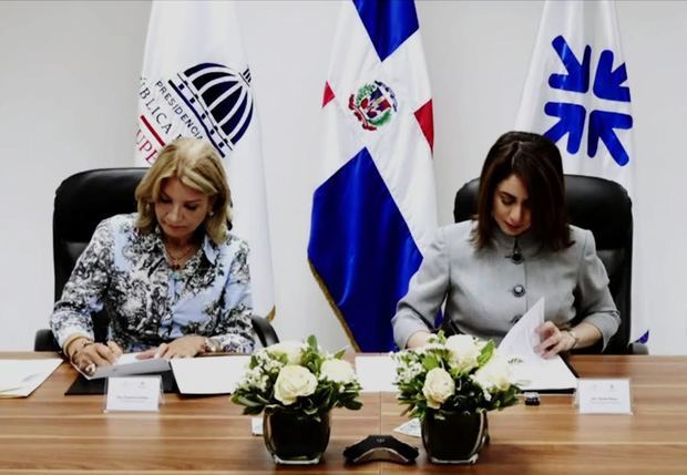 Cesarina Fabián junto a la directora general de Supérate, Gloria Reyes.