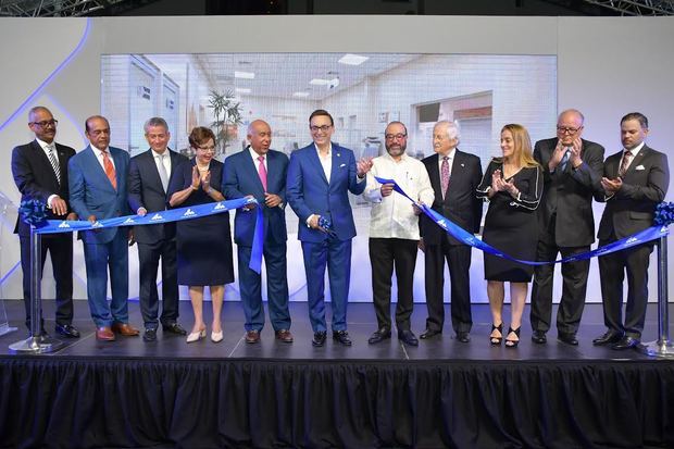 Luis Manuel Aguiló, presidente del Consejo de Administración del CAA, corta la cinta junto a los miembros para dejar inauguradas las nuevas instalaciones. De izquierda a derecha: Luis Torres, Luis Núñez, James García, Milagros de los Santos, Héctor Corominas, Luis Manuel Aguiló, Francisco Campos, Moisés Franco, Pierina Pumarol, Nelson Hernández y Rafael Nolasco.