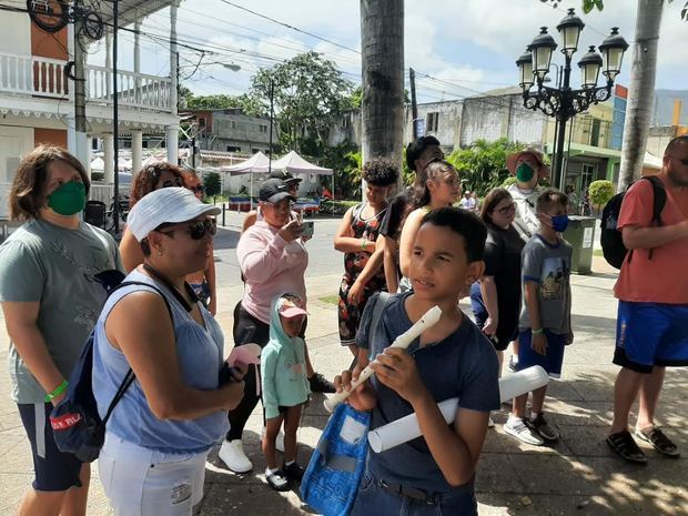 Los turistas de crucero en el Parque Central de Puerto Plata, escucharon poesía haiku creada por niños y niñas además tomaron fotos de la experiencia. 