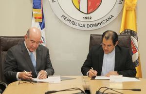 Eduardo Domínguez-Imbert y el rector Cecilia Espinal durante la firma del acuerdo.