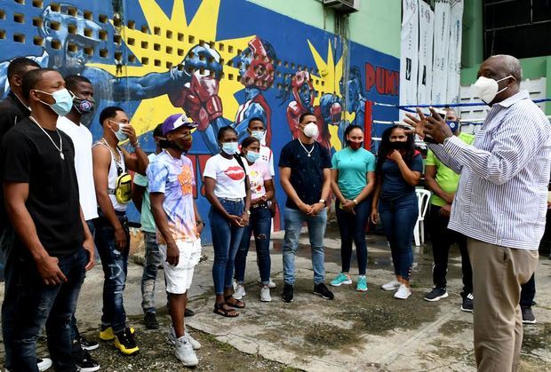 Gerardo Suero Correa, Jefe de Misión JJOO, al dirigirse a los atletas de boxeo.
 