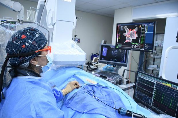 Dra. Eliany Mejía, utilizando Ecocardiograma intracardiaco en conjunto con el MAPA 3 D para la creación del mapa electroanatómico de la auricular izquierda. 