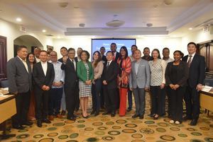 La delegación de Hunan, de China, junto a representantes de instituciones que participaron en el encuentro.
