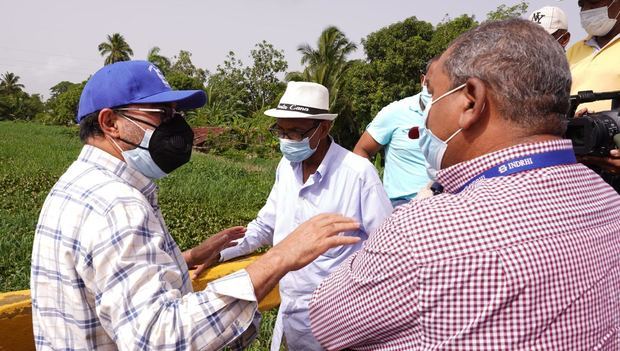 El titular del INDRHI escucha las inquietudes de un agricultor durante su inspección en el Bajo Yuna.