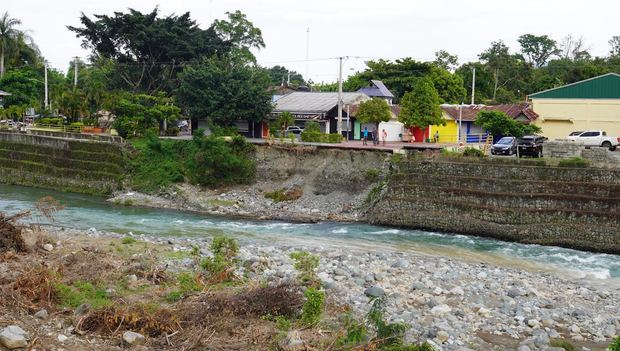 Muro que será rehabilitado por el INDRHI en la margen derecha del río Yuna.