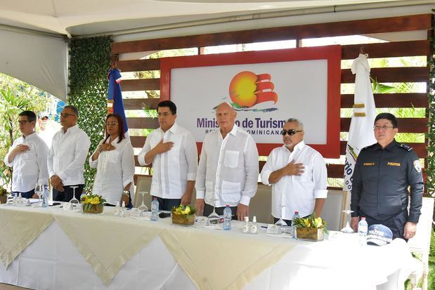 Un momento del acto de la inauguración de la construcción Previsiones Sanitarias de Las Galeras en Samaná