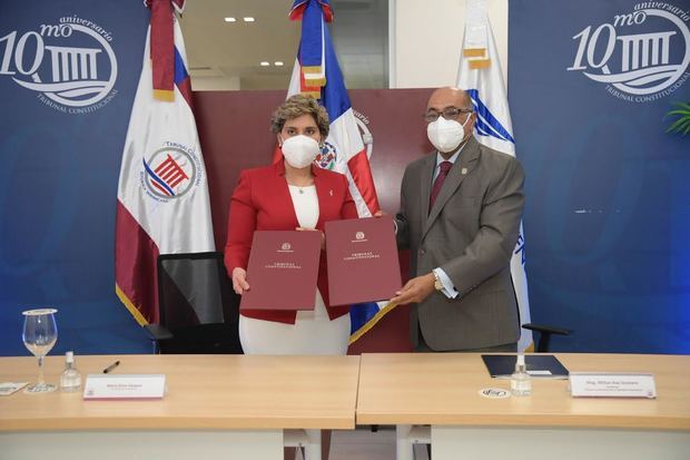 presidenta de ProCompetencia, doctora María Elena Vásquez Taveras junto a  presidente del TC, doctor Miltón Ray Guevara en la firma del acuerdo.