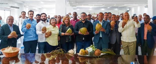 El director del FEDA, Hecmilio Galván, al centro, en el acto de relanzamiento del proyecto de siembra de coco.
