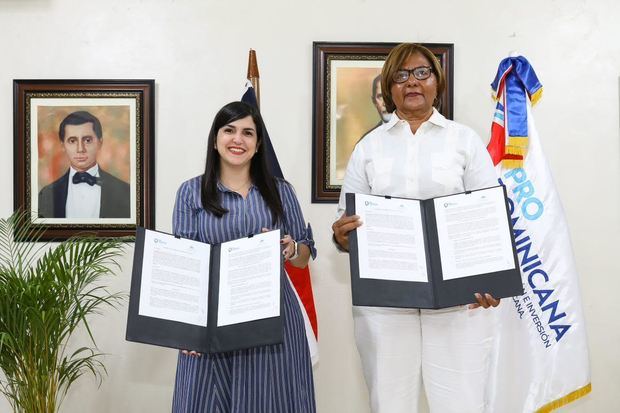 Biviana Riveiro Disla, Directora Ejecutiva de ProDominicana  junto a Altagracia Brea, Gobernadora de la provincia de Pedernales.