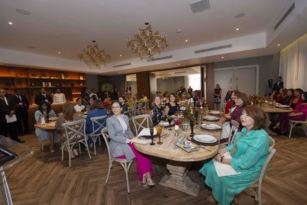 Periodistas de la crónica social y ejecutivos de Banreservas que acudieron al almuerzo para reconocer la labor de las cronistas sociales. 