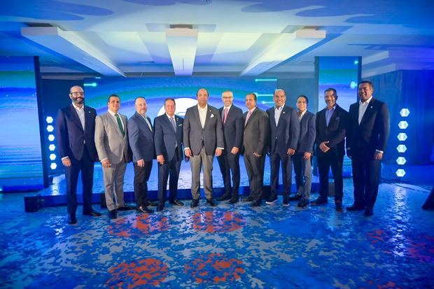El administrador general de Banreservas, Samuel Pereyra, acompañado por concesionarios, dealers y ejecutivos de la entidad financiera durante el lanzamiento de Expomóvil 2022.