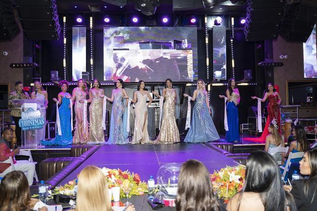 Grupo de candidatas en traje de gala.