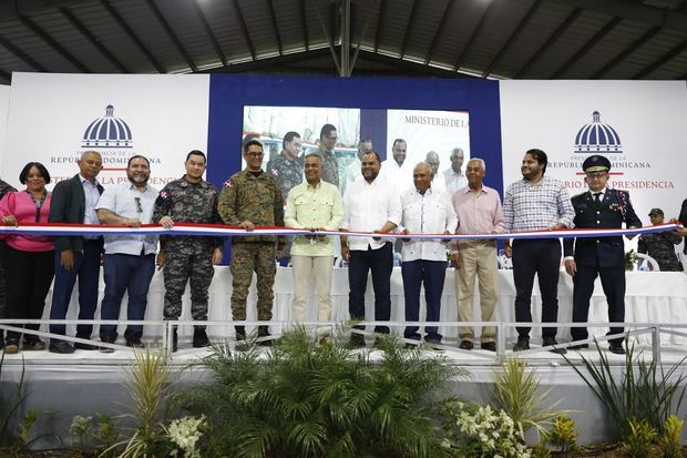 Cortes de cinta enel acto de inauguración.