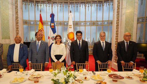 Alfredo Pacheco, Samuel Pereyra, Raquel Peña, David Collado, René Grullón y Aníbal de Castro.
